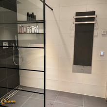 Afbeelding in Gallery-weergave laden, Een Ecosun Basalt Black CR Ceramiek met een handdoekendrager in een badkamer - Nature